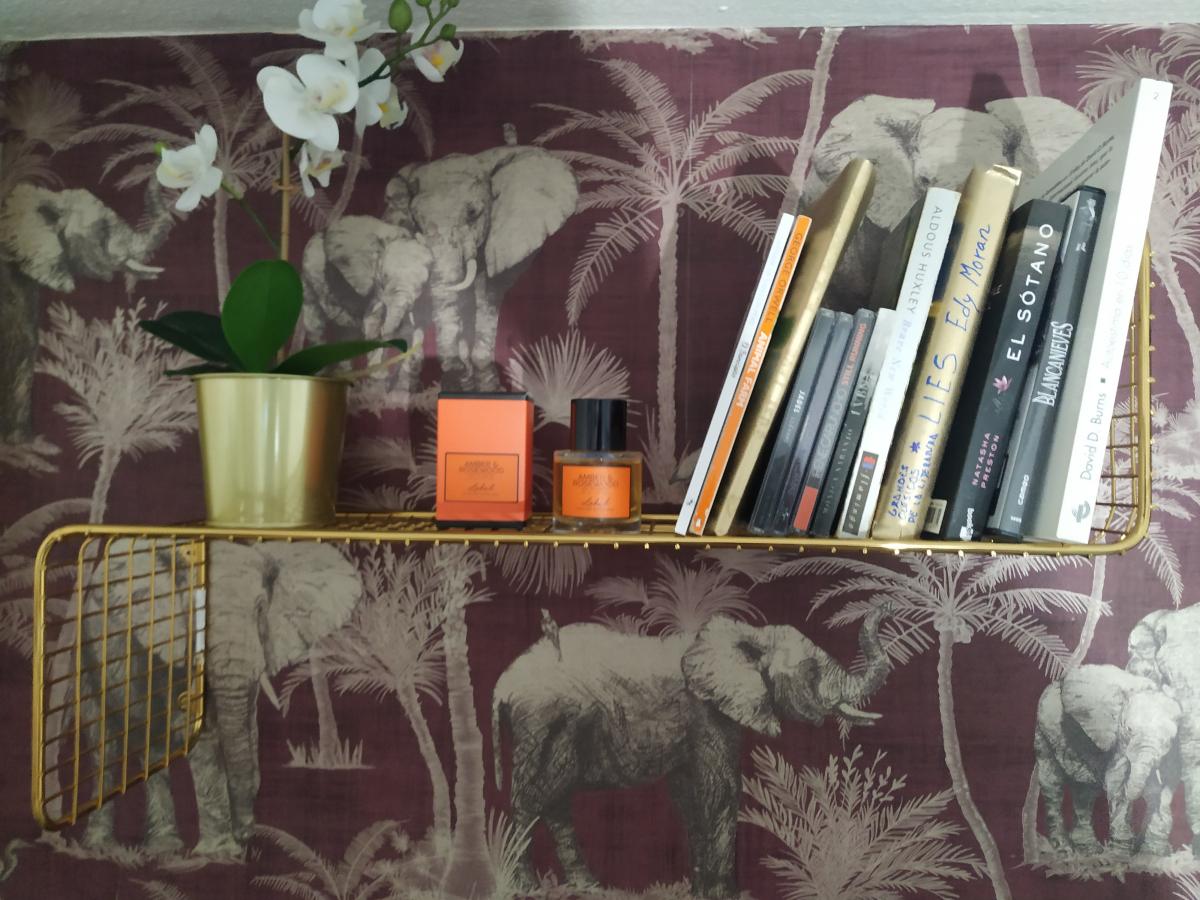 Amber & Rosewood - Label - Gallery 4